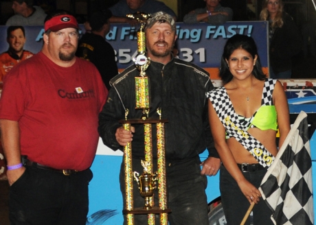 Oglesby enjoys victory lane. (carlsonracephotos.com)