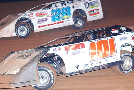 Winner Jimmy Mars (28) battles polesitter Casey Roberts (101) early at EAMS. (DirtonDirt.com)