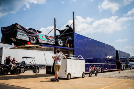 Chris Ferguson unloads at Lucas Oil Speedway. (heathlawsonphotos.com)