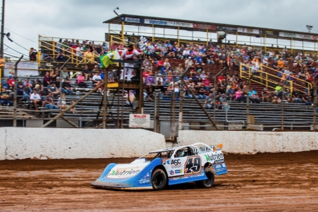 Jonathan Davenport grabs his first Lernerville victory. (heathlawsonphotos.com)