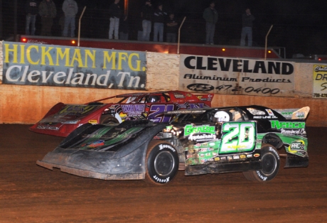 Winner Billy Moyer (21) battles Jimmy Owens (20). (carlsonracephotos.com)