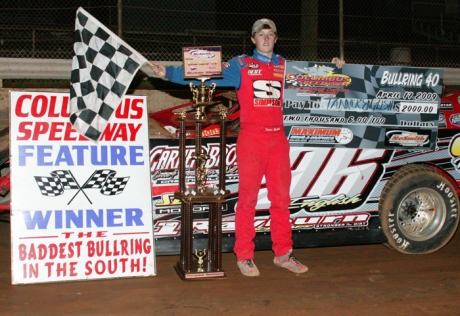 Tanner English picks up $2,000. (Scott Oglesby)