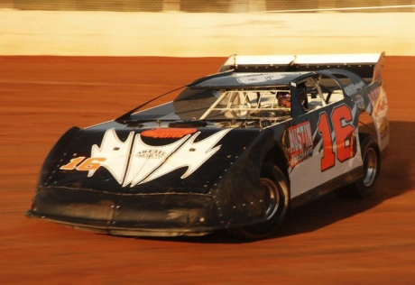 Rick Hixson tunes up before his $2,500 victory at Boyd's (actionshotsetc.com)