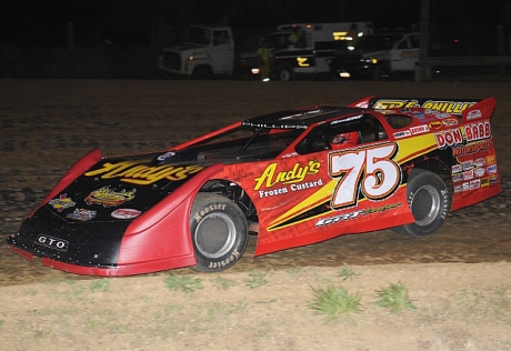 Terry Phillips races toward his 94th career MLRA victory. (fasttrackphotos.net)