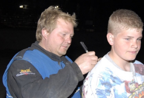 Winner Steve Sheppard signs an autograph at Lincoln. (Rich Edwards Jr.)