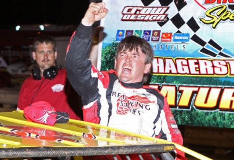 Jason Covert celebrates his $5,000 victory. (pbase.com/cyberslash)