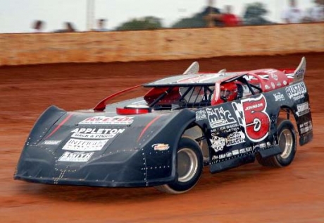 Ronnie Johnson tunes up before his $2,000 victory. (actionshotsetc.com)