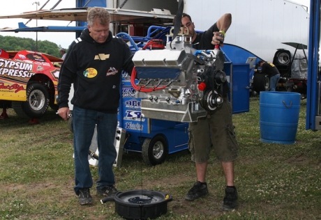 The Josh Richards team works on a powerplant at Ohsweken. (apexonephoto.com)