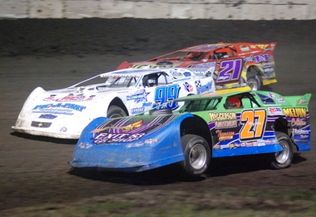 Rodney Melvin (27) leads the start at Fairbury. (DirtonDirt.com)