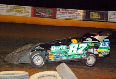 Derrick Rainey takes the lead at Maryville. (pbase.com/3wheelinracingphotos)