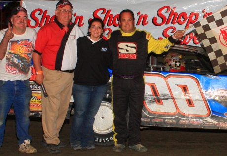 Randy Korte's team celebrates in victory lane. (stlracingphotos.com)