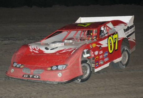 Kelly Boen races toward a $4,000 victory. (fasttrackphotos.net)