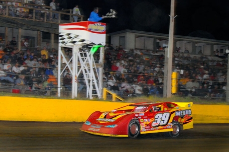 Tim McCreadie wins Friday's dash at Cedar Lake. (thesportswire.net)