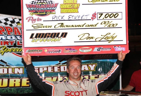 Rick Eckert picks up $7,000. (pbase.com/cyberslash)