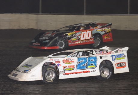 Jimmy Mars (28) overtakes Randy Korte (00). (stlracingphotos.com)