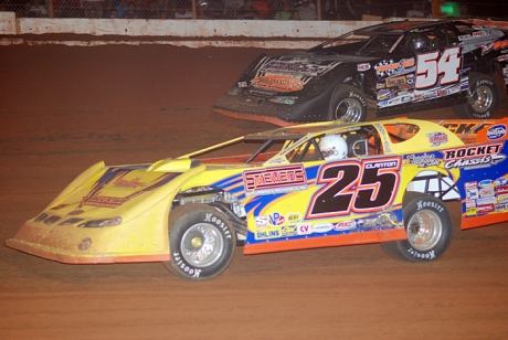 Shane Clanton (25) wrestles the lead from David Breazeale (54). (DirtonDirt.com)