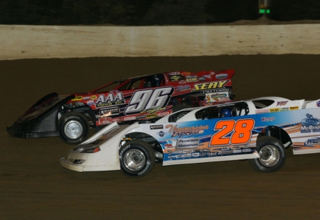 Terry English (96) battles Dennis Erb Jr. (28). (kohlsracingphotos.com)