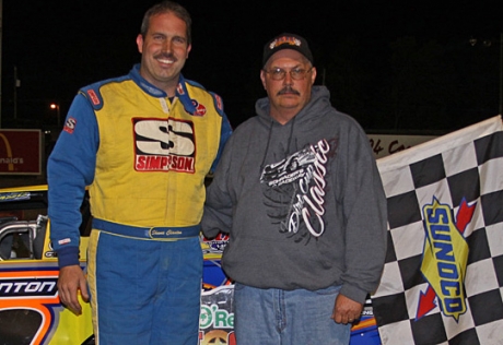 Promoter Jeff Schrader joins winner Shane Clanton. (rasmithphoto.com)