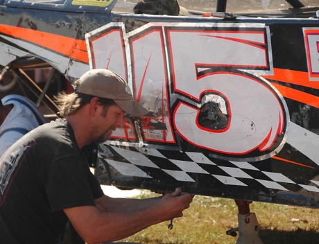 Billy Mayo prepares before his victory. (Sherry Kizer)