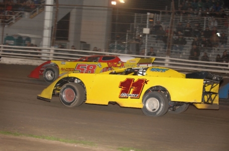 Steve Drake (11x) heads for victory. (photofinishphotos.com)