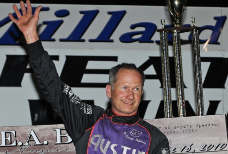 Ronnie Johnson waves to the Boyd's crowd. (dt52photos.com)