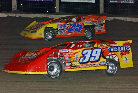 Shane Clanton (25) and Tim McCreadie (39) battle up front early. (de-photos.com)