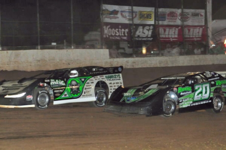 Scott Bloomquist (0) repels Jimmy Owens (20). (Dan Simpson)