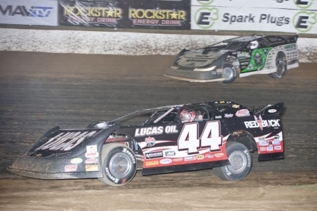 Earl Pearson Jr. (44) holds off Scott Bloomquist. (Jeff Eissing)