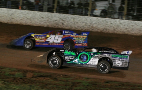 Scott Bloomquist stalks leader Ricky Elliott. (Barry Lenhart)