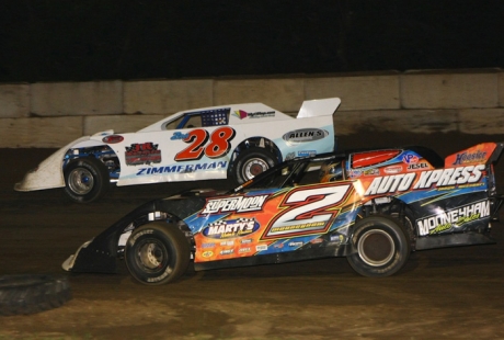 Dustin Mooneyham (2) battles Randy Zimmerman (28z). (cbracephotos.com)