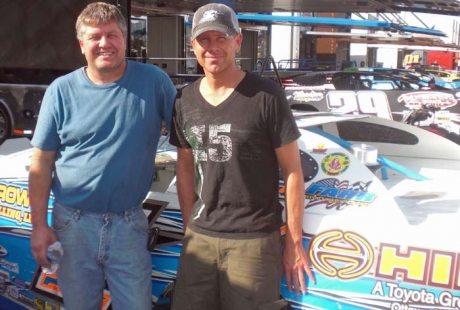 Chub Frank (left) assists fellow driver Peter Mantha. (Kevin Kovac)