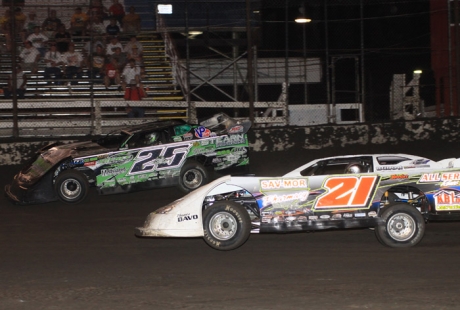 Jason Feger (25) battles Kyle Logue (21) at Macon. (stlracingphotos.com)