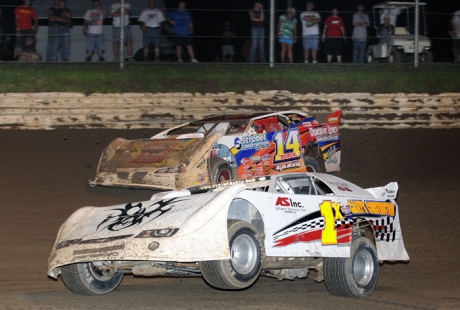 Winner Kyle Berck (14) stalks Bo Egge (1x) late in the 40-lapper. (Joe Orth Photos)