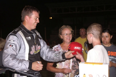 Winner Chad Simpson signs an autograph. (Dana Royer)