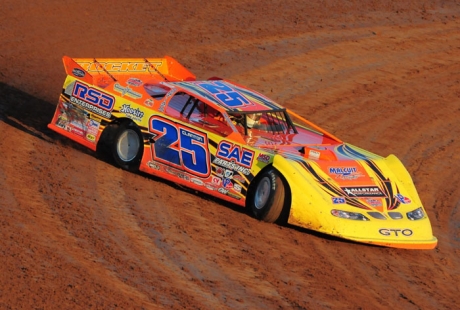 Shane Clanton gets rolling at Lernerville. (stivasonphotos.com)