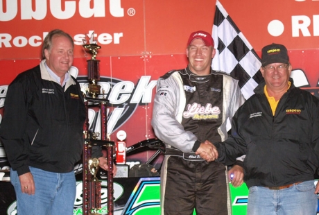 Champ Chad Simpson celebrates. (jdphotosports.photoreflect.com)