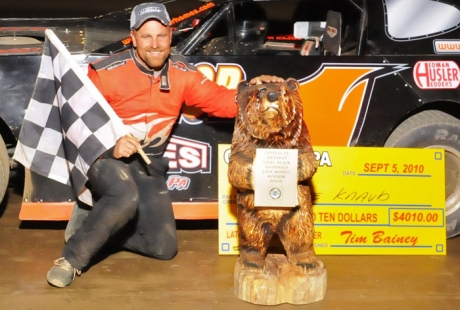 Gene Knaub gets a special trophy. (Joe Nowak)