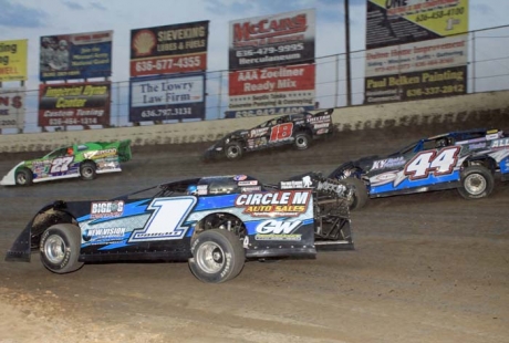 UMP DIRTcar Summernationals action at I-55 earlier this season. (stlracingphotos.com)