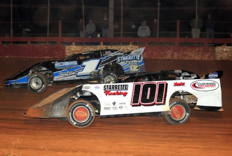 Winner Casey Roberts (101) battles runner-up Ricky Weeks (1) at Screven. (carlsonracephotos.com)