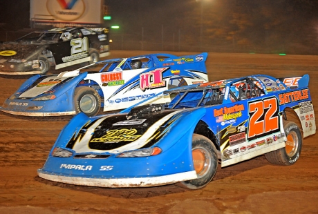 Jared Miley (H1) outduels Gregg Satterlee (22) at Lernerville. (jmsprophoto.com)