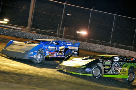 Scott Bloomquist (0) tries to regain the lead from Josh Richards (1). (thesportswire.net)