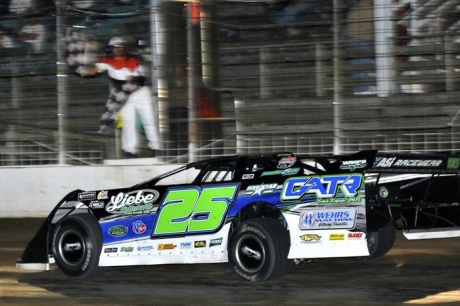 Chad Simpson takes one of nine Corn Belt Clash checkered flags in 2010. (buckmonsonphoto.com)