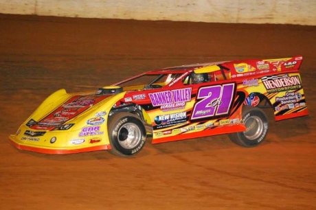 Billy Moyer Jr. heads for victory Saturday at Hohenwald, Tenn. (photobyconnie.com)