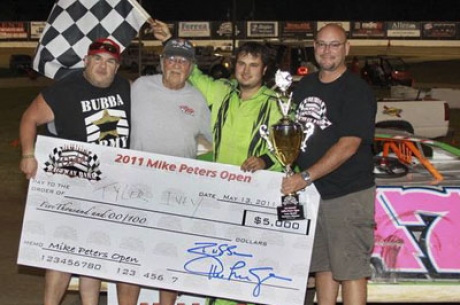 Tyler Ivey's team celebrates his $5,000 victory at Ocala. (rewingphotos.com)