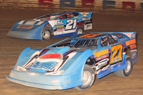 Scott Haus (21) works around Jim Yoder (27) en route to his Selinsgrove victory. (pbase.com/cyberslash)