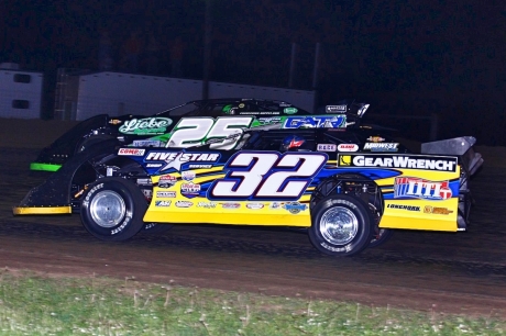 Chris Simpson (32) duels his brother at Cedar County Raceway. (raceimages.net)