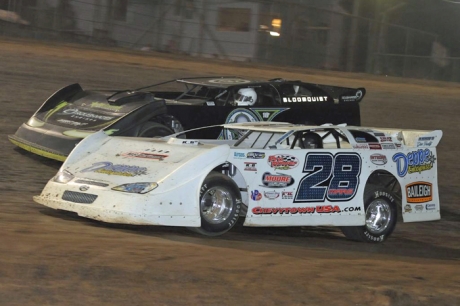 Jimmy Mars (28) overtakes Scott Bloomquist in Lernerville's Firecracker 100. (stivasonphotos.com)