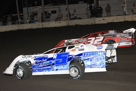 Brandon Sheppard (5) moves by Bobby Pierce (32) on his way to winning $5,000. (stlracingphotos.com)