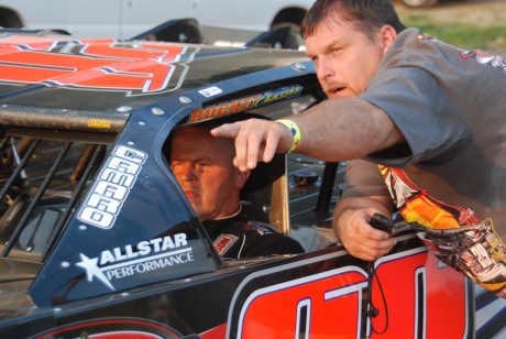 Crew chief Randall Edwards leans in to assist Darrell Lanigan at Brushcreek. (DirtonDirt.com)