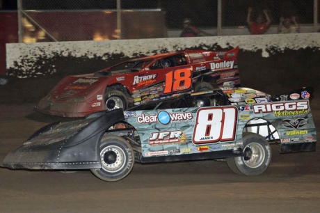 Shannon Babb (18) looks to overtake leader Scott James (81) with five laps remaining. (stlracingphotos.com)